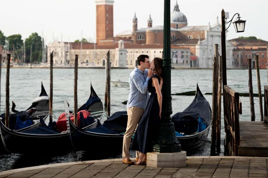 A Unique Photoshoot in Venice - Walking toward San Marco with practical posing help