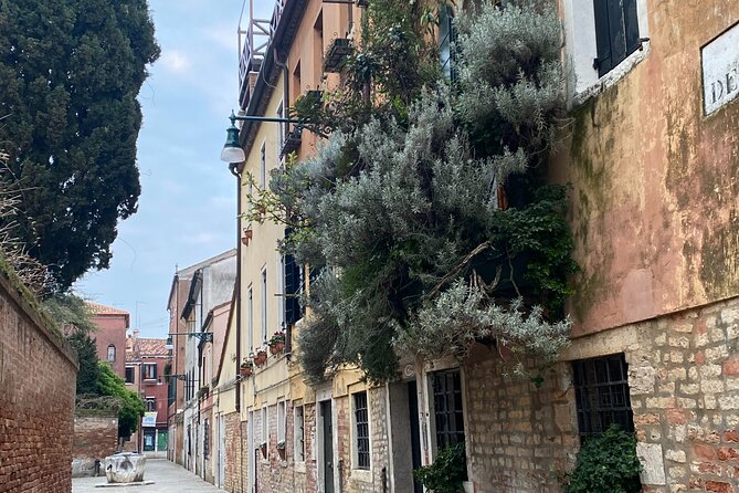 Another Side of the City: Discovering Authentic Venice - Campo San Barnaba and the pleasure of a small square