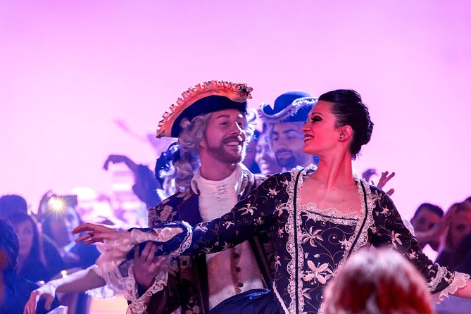 Avanspettacolo: Cabaret Dinner Show in Venice - The 8 p.m. welcome cocktail and foyer music