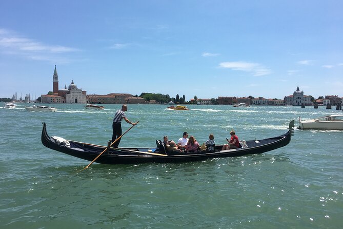 Charming Gondola Ride on the Grand Canal & Gondola Gallery™ - The Gondola Gallery and its VR trip through old Venice