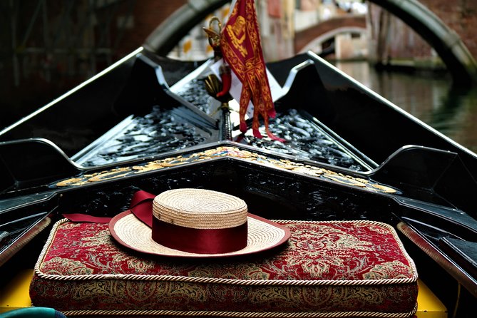 Classic 30-Minute Gondola Ride in Venice - Commentary, music, and the gondolier