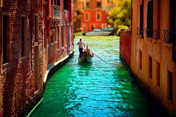 Classic 30-Minute Gondola Ride in Venice - Comfort and practical details
