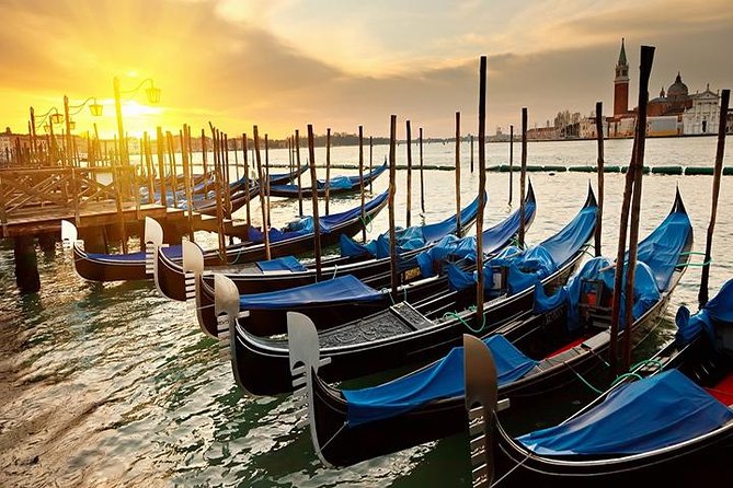 Classic 30-Minute Gondola Ride in Venice - The shared gondola setup