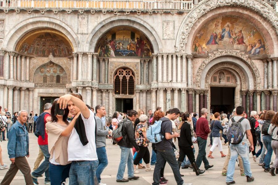 Classic Venice: 2-Hour Walking Tour with Basilica Entry - What the guide adds to the walk