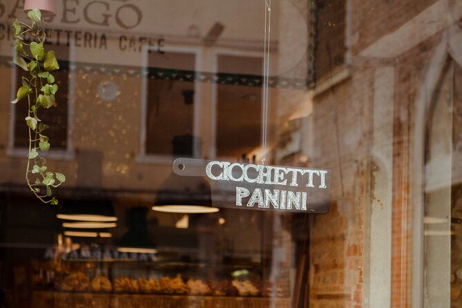 Eat like a Local: Venice Cicchetti and Wine Tasting Evening Tour - Why cicchetti is the right way to eat in Venice