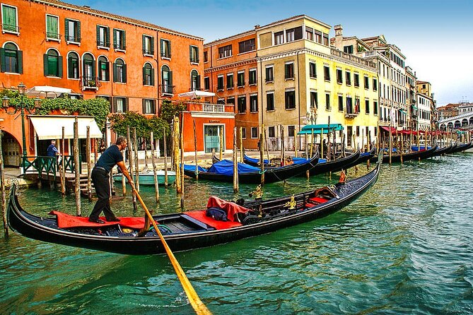 Enchanting Venice: City Walk & Majestic Gondola Ride! - What the 30-minute shared gondola ride is really like