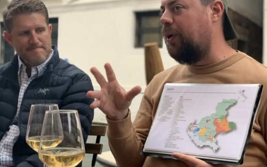 Evening in Venice with a local: food and wine tasting tour - First stop: prosecco with a Venetian introduction