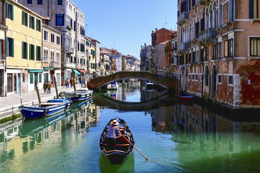 Evening Walking Tour with optional motorboat Ride - The free motorboat ride through the Giudecca Canal