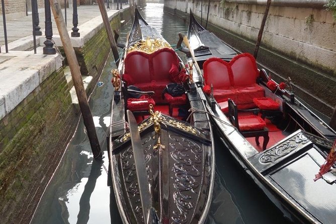 FriendInVenice: Experience the True Venice with a Private Tour - Crossing the Grand Canal like a Venetian