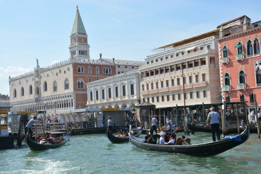 From Lake Garda: Full-Day Guided Group Tour of Venice - Guides, languages, and how the day feels