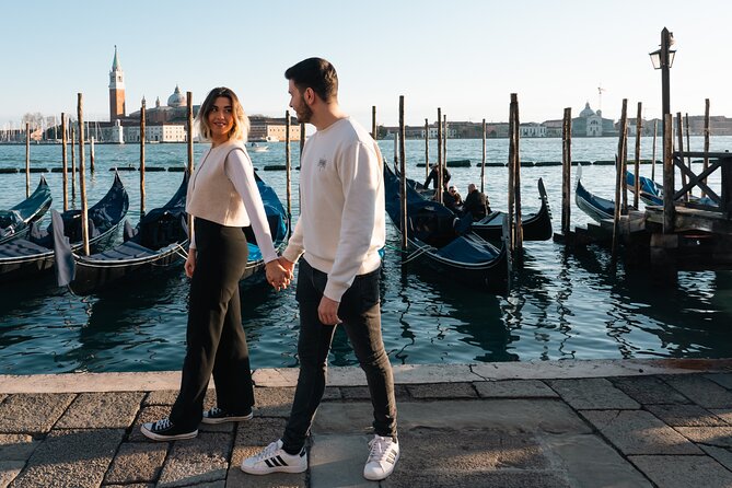 Glam photoshoot in hidden Venice! (up to 4) - Finishing around Ponte di Rialto