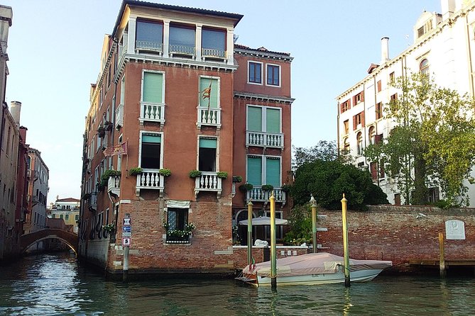 Grand Canal boat tour and Murano glass experience with Hotel pick up - Guide quality shapes the whole outing