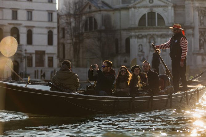 Grand Canal Gondola Experience with Live Commentary™ - Commentary, VR, and the limits of the package