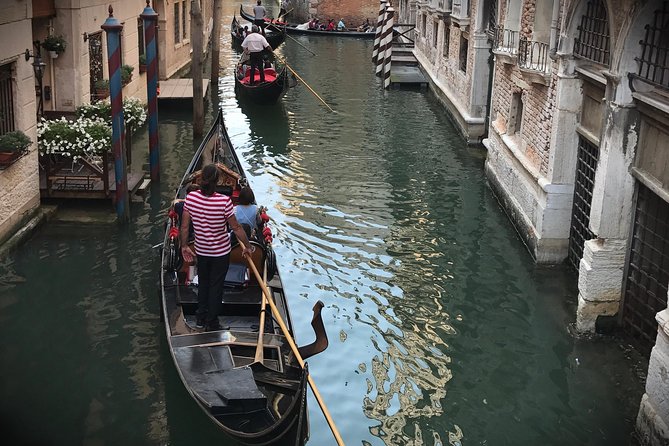 Grand Canal Gondola Experience with Live Commentary™ - Starting near St Mark’s and the Ombra del Leone