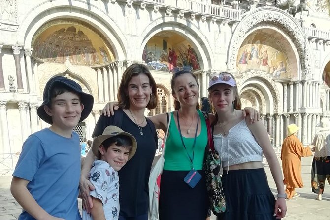 Guided Sightseeing Tour of Venice Highlights for Kids & Families - Walking across the Rialto Bridge