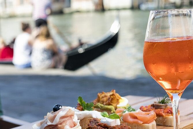Guided Small Group Kickstart Food Tour of Venice - Crossing the Grand Canal by traghetto