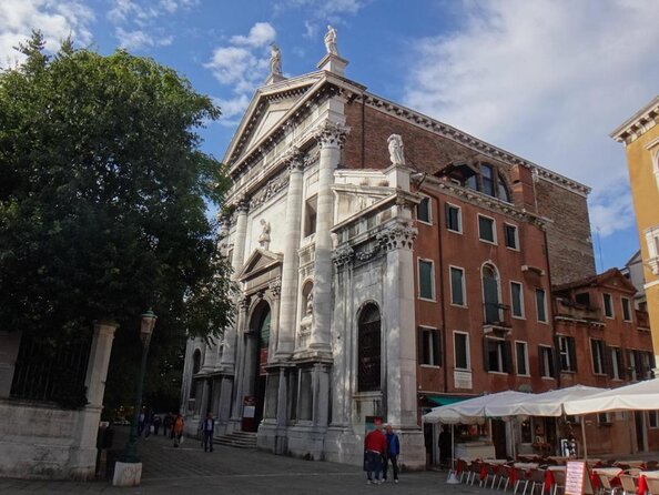 Interpreti Veneziani Ensemble Baroque Concert in Venice Ticket - Entering Chiesa di San Vidal