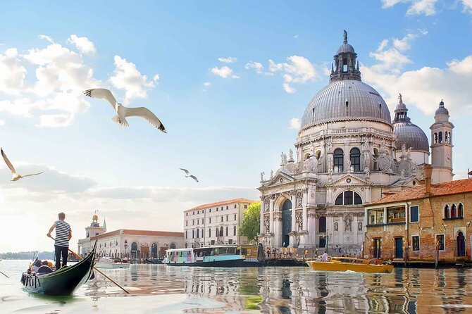 Magical Gondola Journey: Explore Venice's Grand Canal in Style! - How the shared seating affects the experience