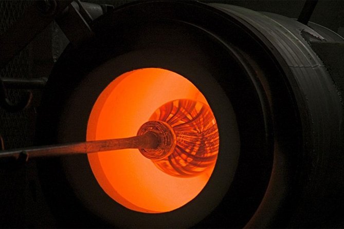 Molten glass magic - Glassblowing class - PRIVATE - Waiting for the glass and visiting the showroom