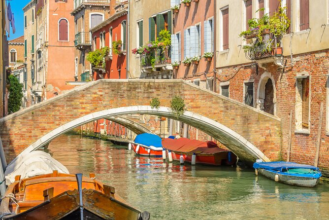 Murano & Burano Islands Guided Small-Group Tour by Private Boat - Burano’s lace and painted canals