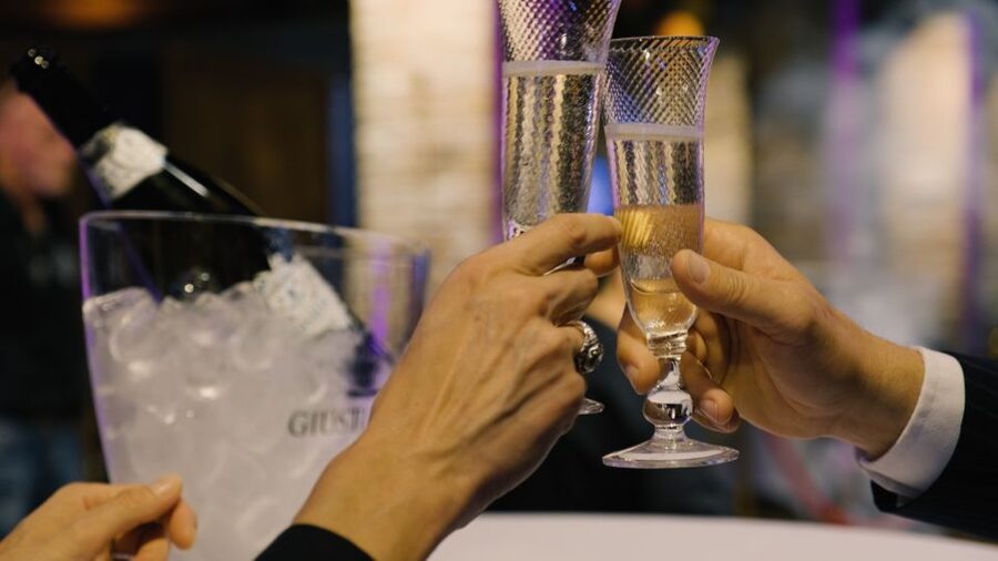 Murano: Glass Blowing Demonstration with Optional Drinks - Key points to know