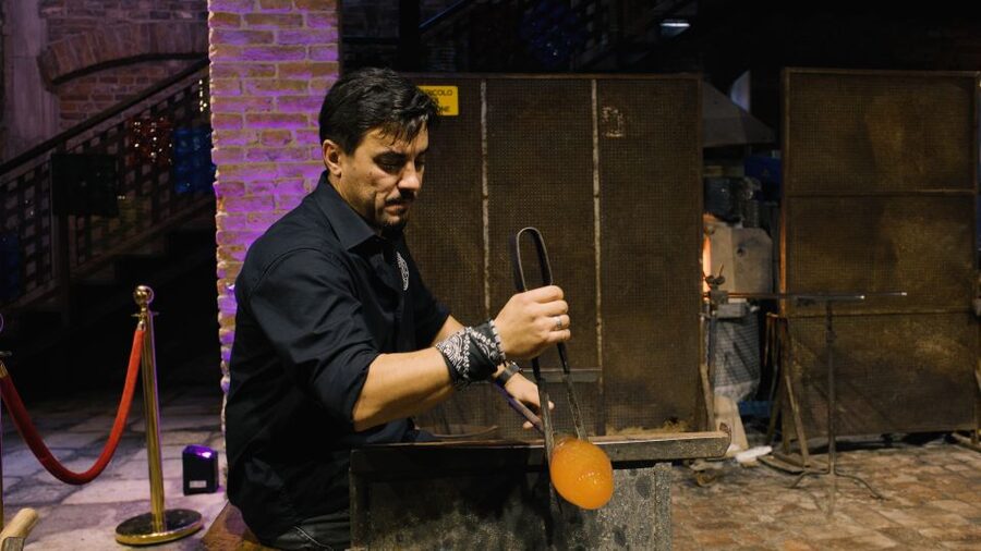 Murano: Glass Blowing Demonstration with Optional Drinks - Close seats help you follow the craft