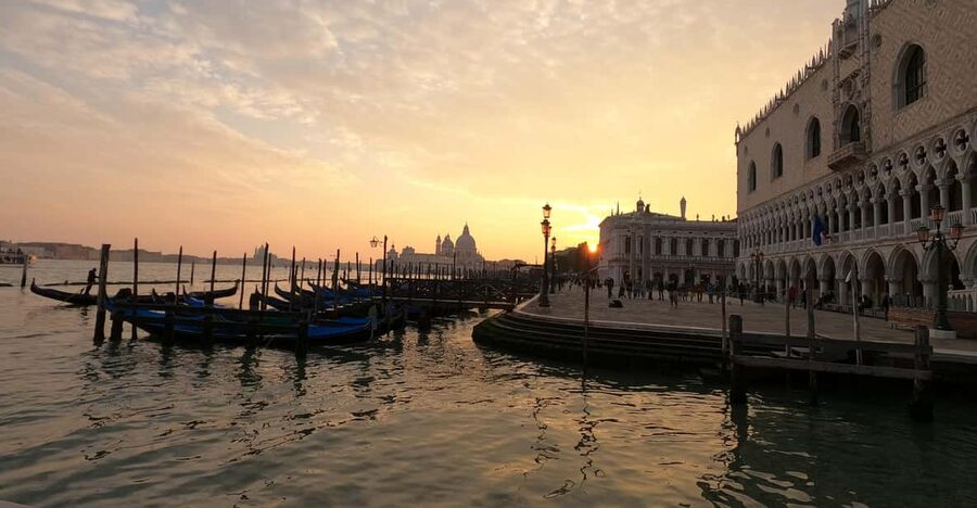 Photo with a professional photographer in Venice - Meeting Marius and Ana in Venice