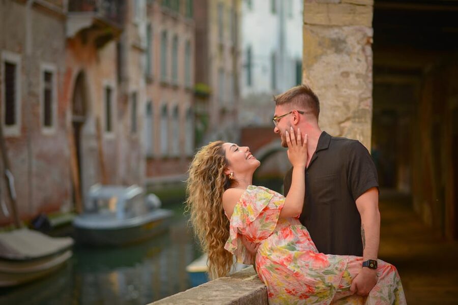 Photoshoot in Venice: Your Story, Our Lens - Book Now! - How Daniel handles posing and personal requests