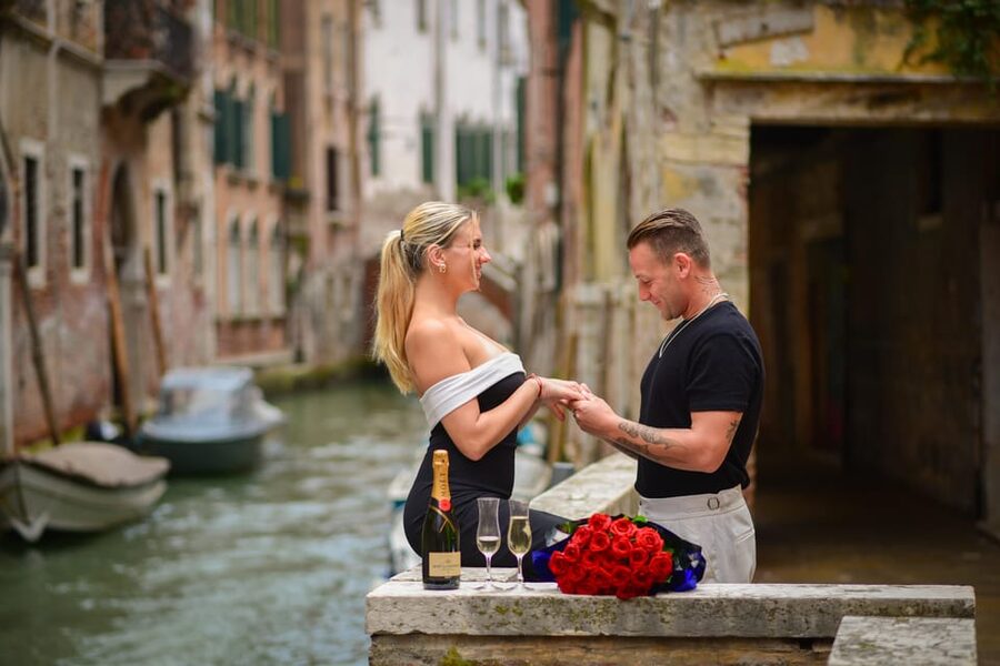 Photoshoot in Venice: Your Story, Our Lens - Book Now! - Rialto Bridge: a grand opening frame