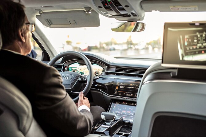 Private One-way Airport Transfer Venice Airport to Venice - Reaching the hotel by water