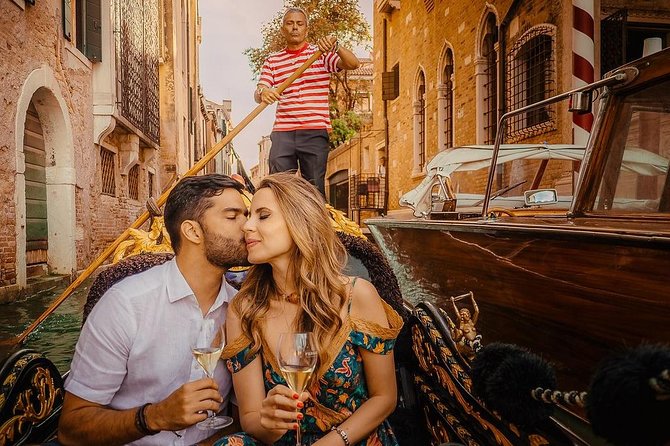 Private Photo Shoot in Venice with Gondola Ride - Pickup, walking, and what to wear
