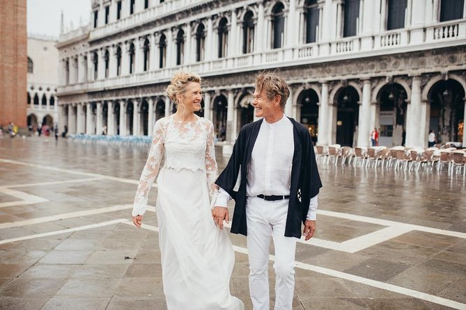 Private Photo Shoot in Venice with Gondola Ride Included - What the photographs and posing are like
