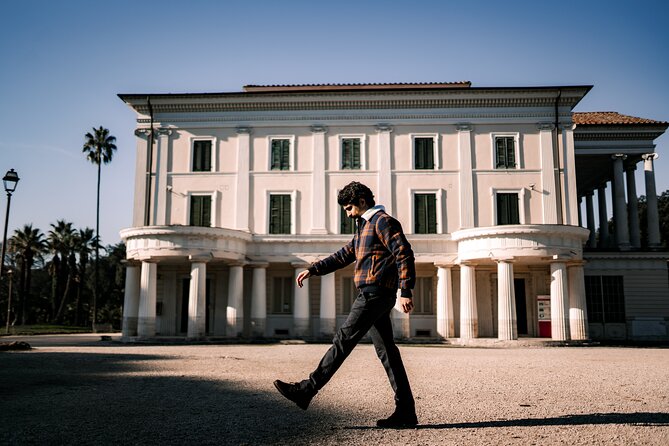Private Photoshoot Experience in Venice - Moving from Rialto into a narrow street