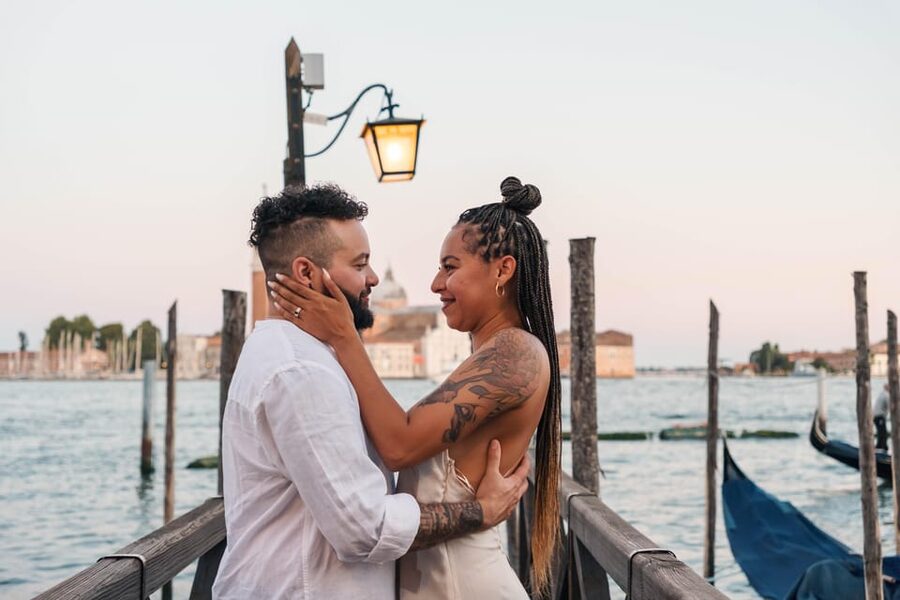 Private Photoshoot of Your Gondola Ride in Venice - What the photographer adds to the experience