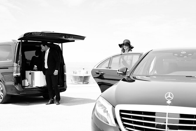 Private Transfer with deluxe boat from Venice Airport to Venice - Boarding the private water limousine