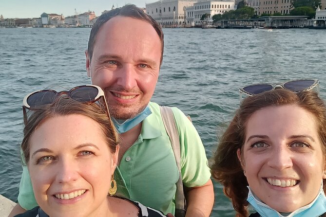 Private Venice Tour with a Local, Highlights & Hidden Gems, 100% Personalised - A secret canal path to a Rialto view