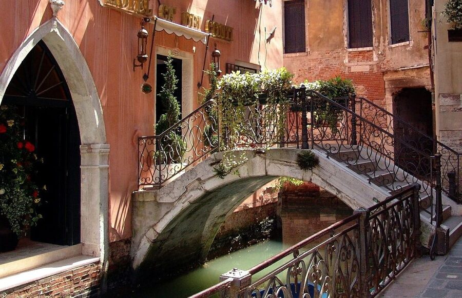 Private Venice Walking Tour and Gondola Ride - Palazzo Contarini del Bovolo and the snail-shell staircase