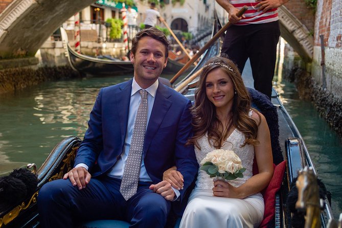 Renew your wedding vows on a romantic gondola - What the bouquet and certificate add