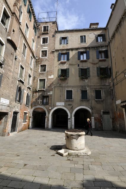 Secret Venice: 2-Hour Private Walking Tour - Seeing Marco Polo’s former home