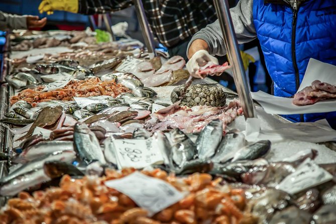 Semi-Private Venice Market and Cicchetti Food Experience - Cross the canal by gondolino
