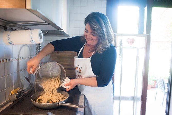 Share Your Pasta Love in a Local’s Home in Venice - Timing, meeting details, and the access fee