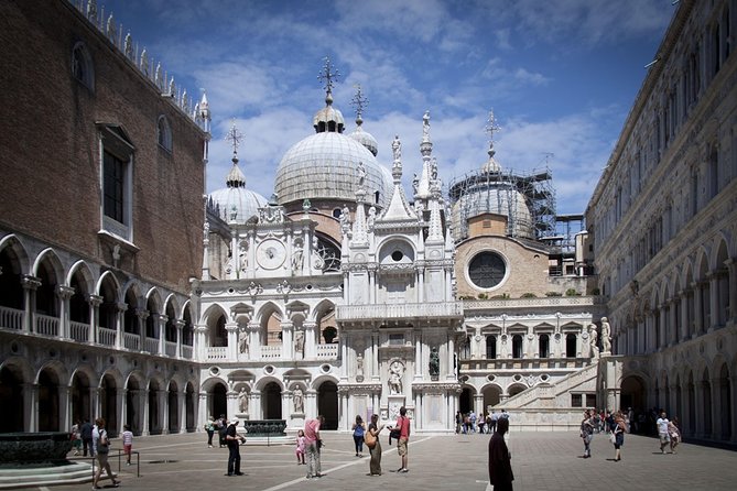 Skip the line Doge's Palace Guided Walking Tour in Venice - The halls of power and Renaissance paintings