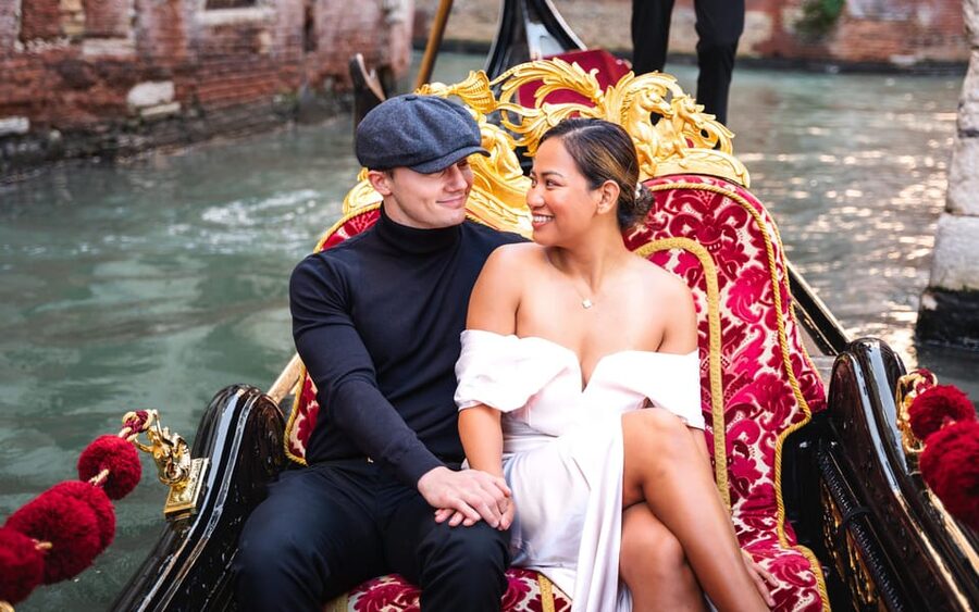 Stylish Photoshoots in Venice - Meeting at Naranzaria near Rialto