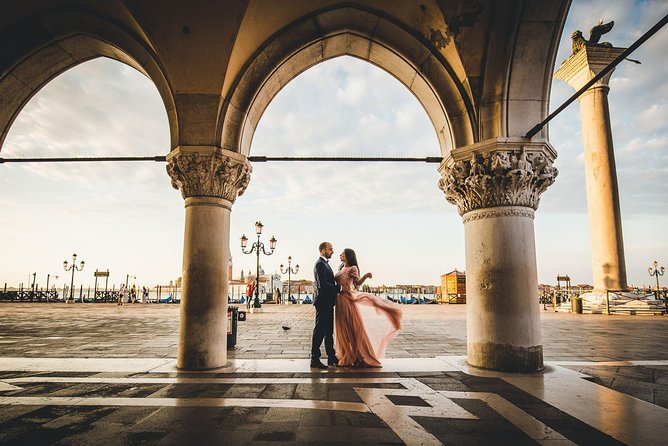 Sunrise Couple Photoshoot Tour - From the famous square into quieter calli