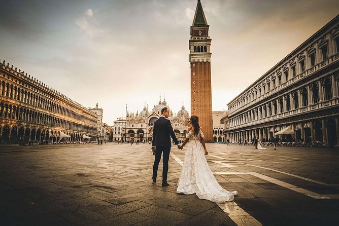 Sunrise Couple Photoshoot Tour - Starting at Piazza San Marco