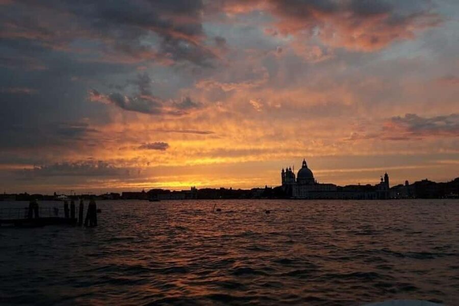 Sunset Venetian lagoon with prosecco - A small group makes the boat more comfortable