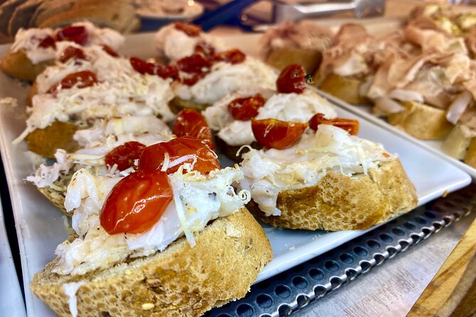 Tasty Street Food Tour of Venice City Center with Cicchetti & Local Specialties - Starting near Rialto and finding the group