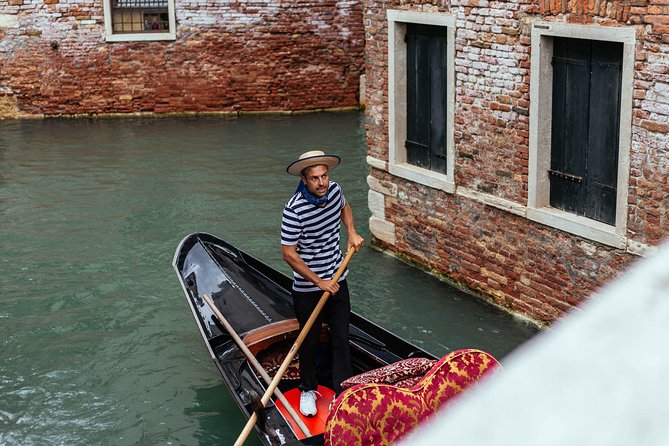 The Best of Venice: San Marco Highlights & Gondola Ride - How the guides shape the experience