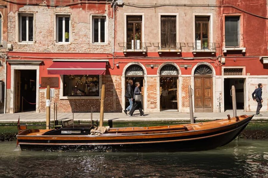 travel through time in Murano with a historic Venetian boat - Who will enjoy this Murano tour most?