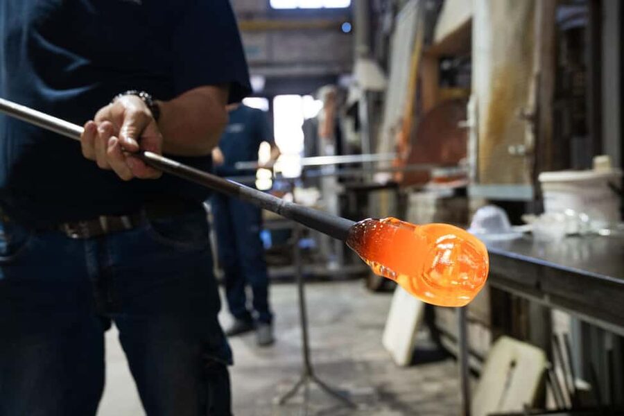 travel through time in Murano with a historic Venetian boat - Arriving in Murano for its famous glass